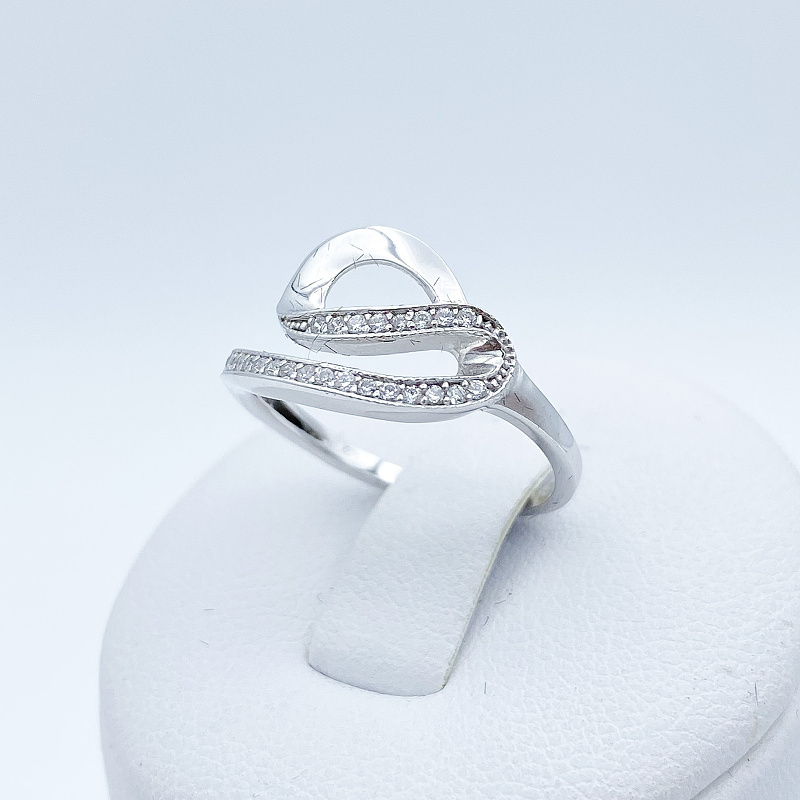 Bílé zlato prsten tvarovaný se zirkony